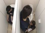 Какающие женщины в туалетах поезда